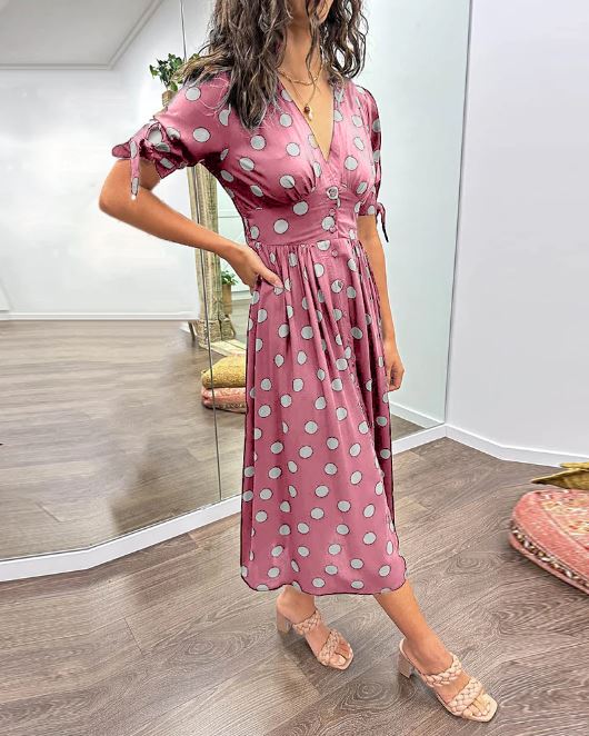 Vestido de lunares con escote en V profundo