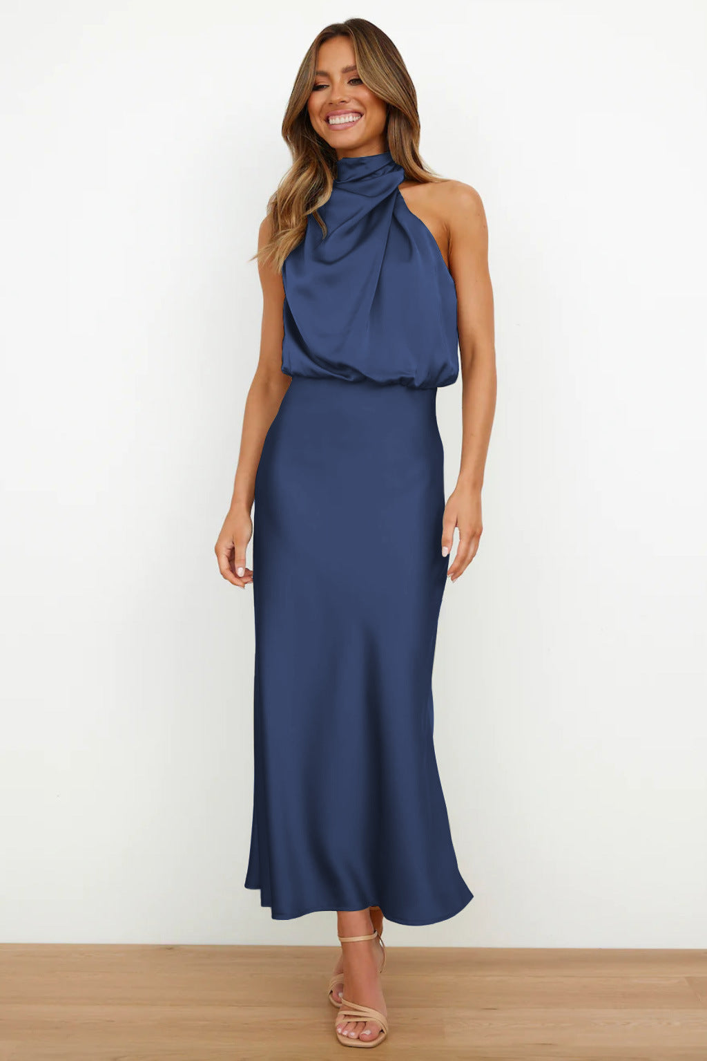 Vestido Coralia – Satén Largo con Cuello Halter