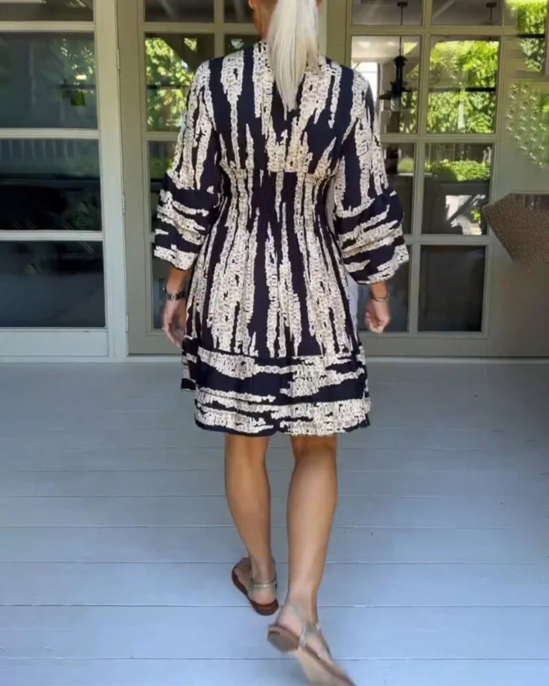 Vestido con escote en V y mangas tres cuartos