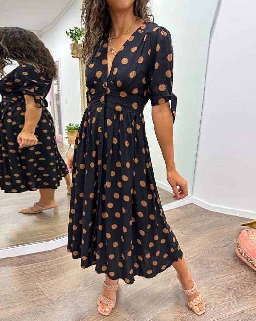 Vestido de lunares con escote en V profundo