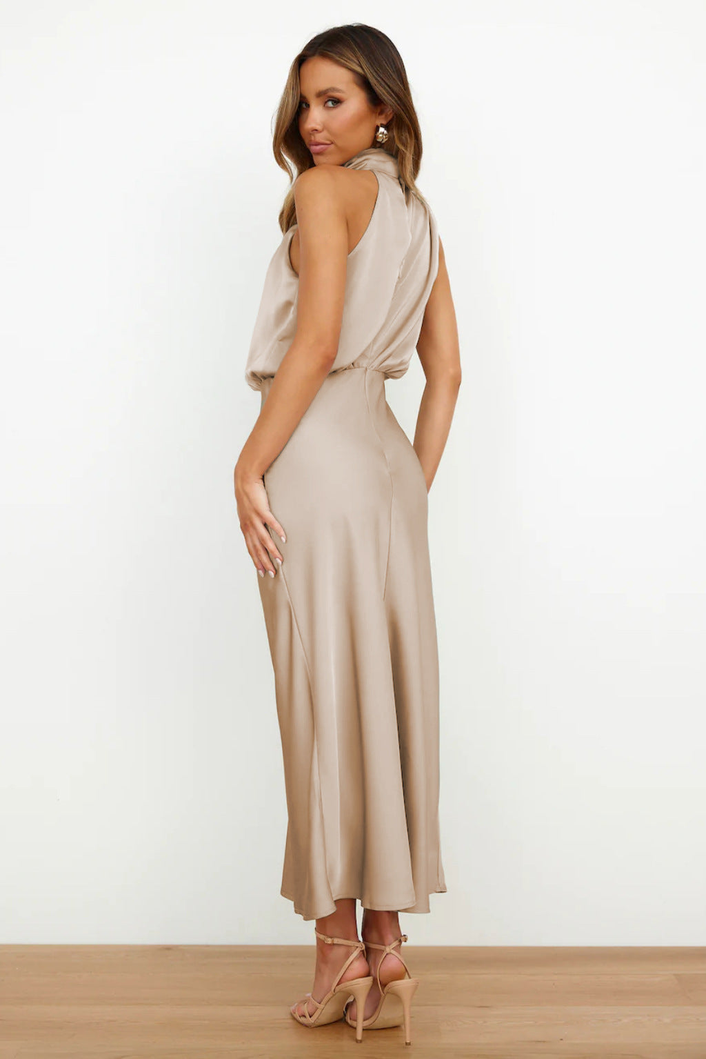 Vestido Coralia – Satén Largo con Cuello Halter