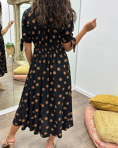 Vestido de lunares con escote en V profundo