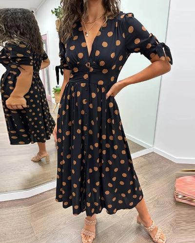 Vestido de lunares con escote en V profundo