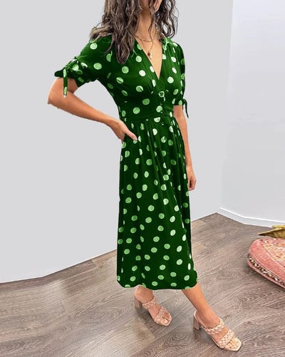 Vestido de lunares con escote en V profundo