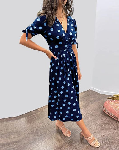 Vestido de lunares con escote en V profundo