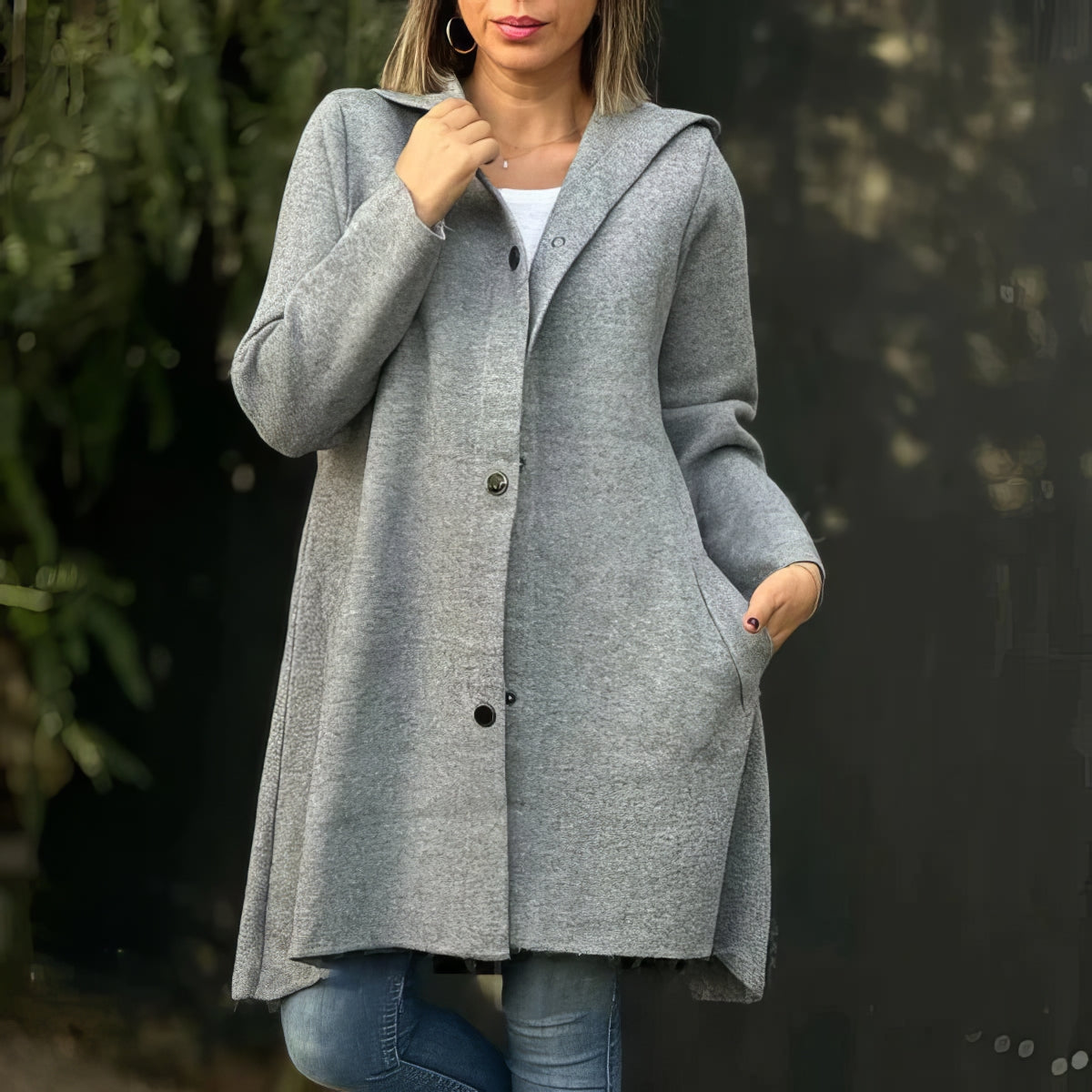 Chaqueta de mujer con fila sencilla de botones y capucha